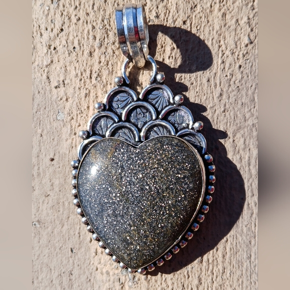 New Heart Shaped Black Sunstone 925 Silver Pendant. - Picture 2 of 16